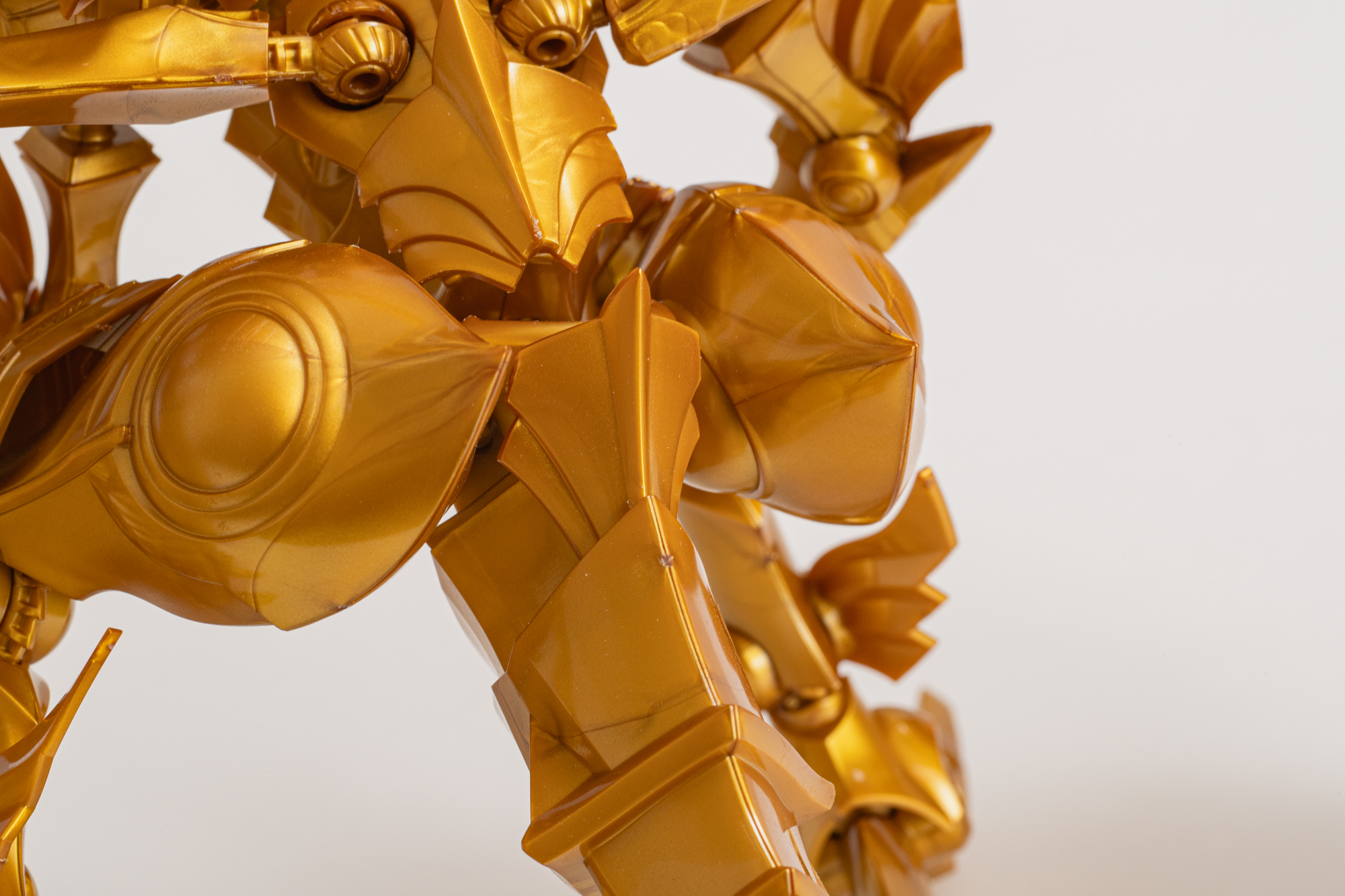 背中と腹側にディスプレイベースで支えるためのパーツがついている。支える場所によって余計な突起をなくすこともできるので、細かいところまで手を抜かずに完成後のことも考えられているところに感動した。