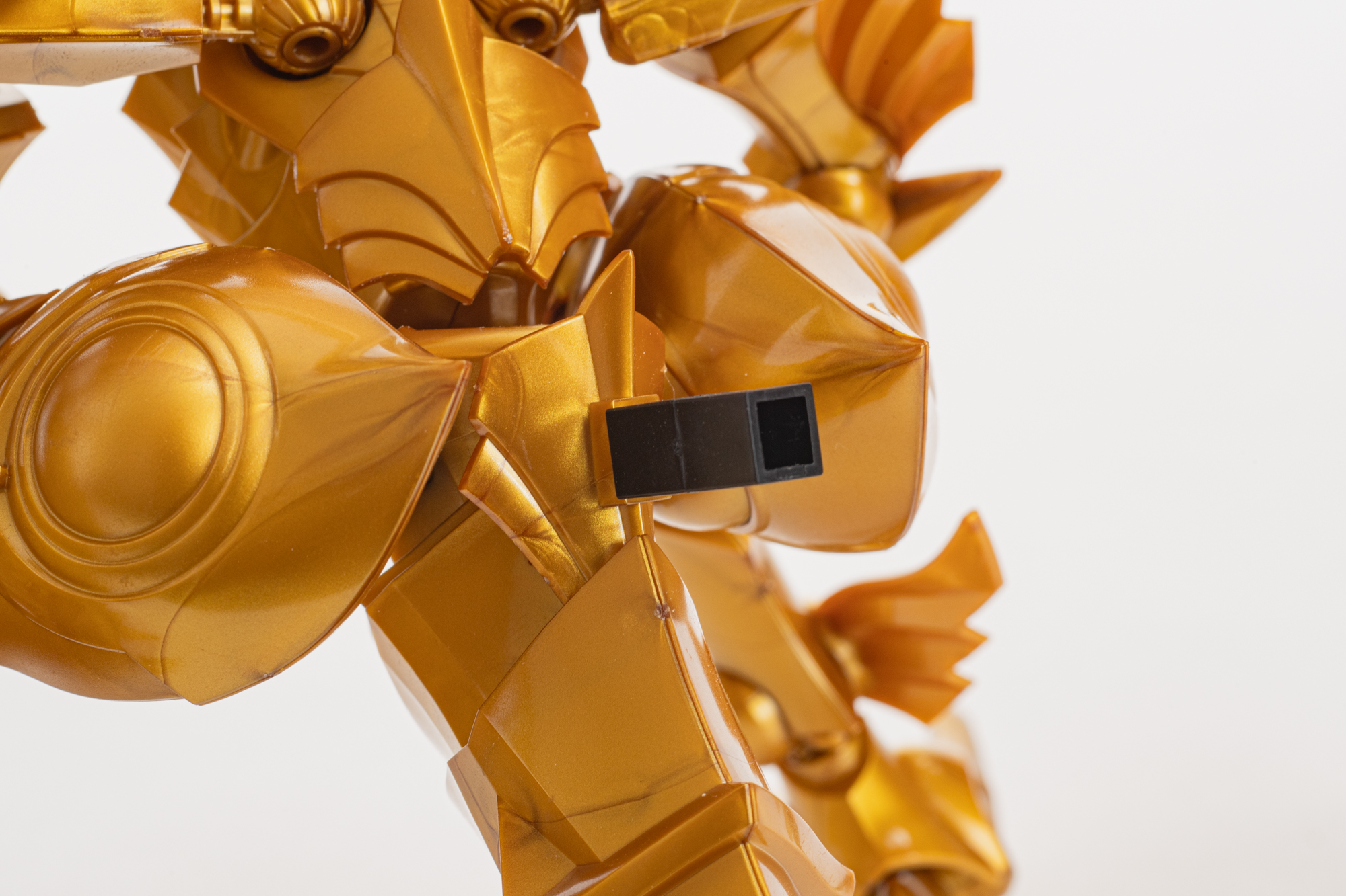 背中と腹側にディスプレイベースで支えるためのパーツがついている。支える場所によって余計な突起をなくすこともできるので、細かいところまで手を抜かずに完成後のことも考えられているところに感動した。