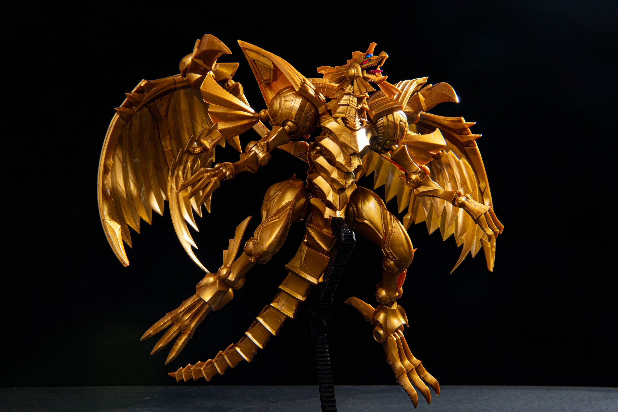 やはり神の登場シーンといえば暗雲立ち込める黒いイメージなので黒背景でも撮影してみた。