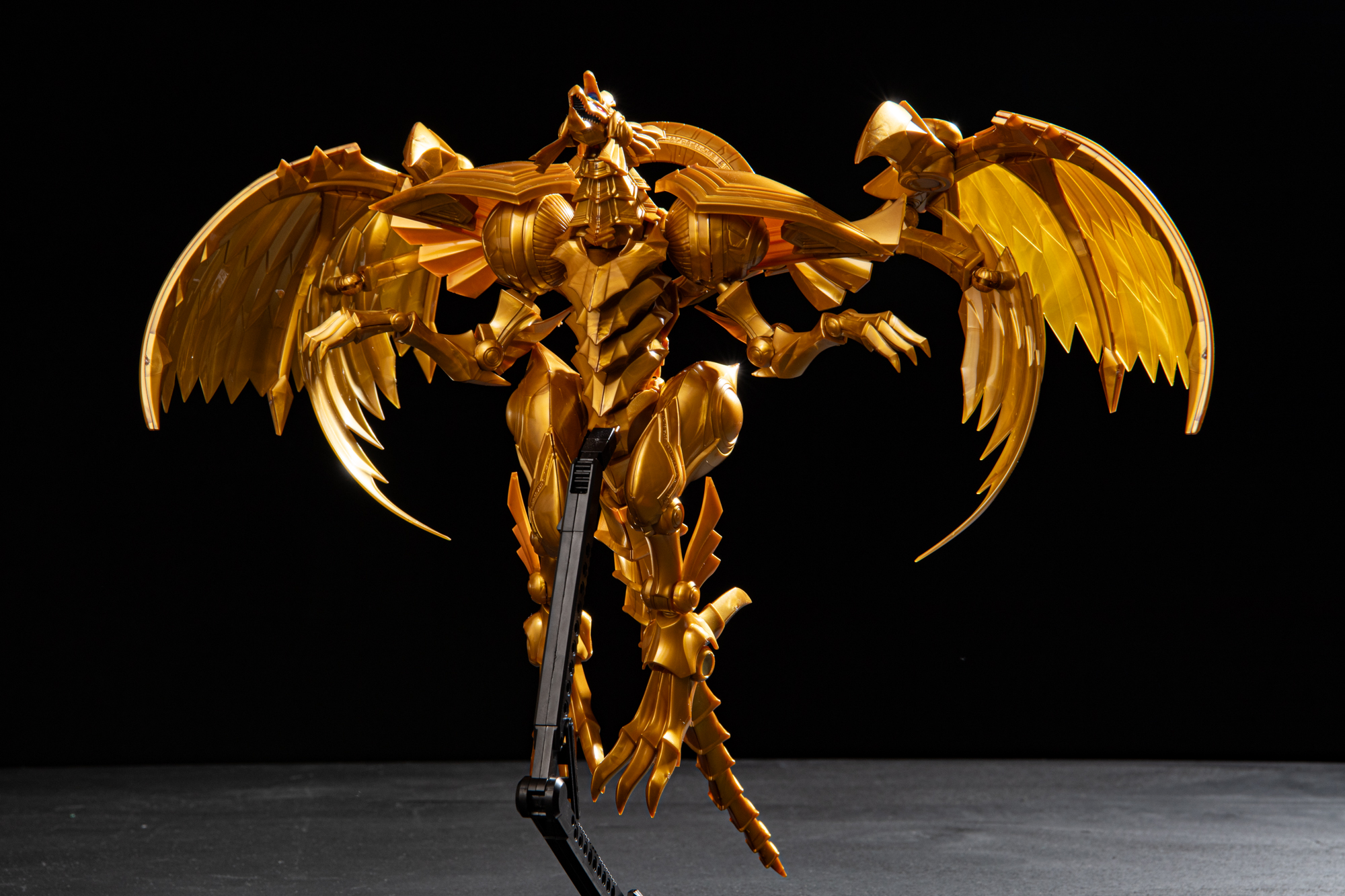 天に昇るようなイメージで撮影。ここまで翼を広げた時の横幅は約400mmもある！