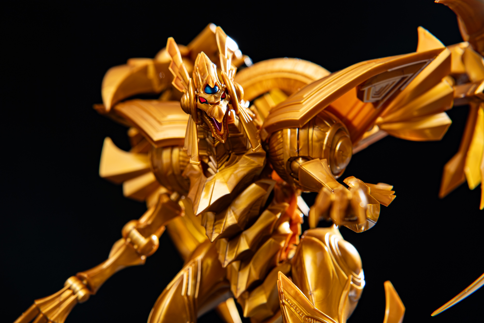 絶妙に縁取られた赤い眼の威圧感が印象的だ。