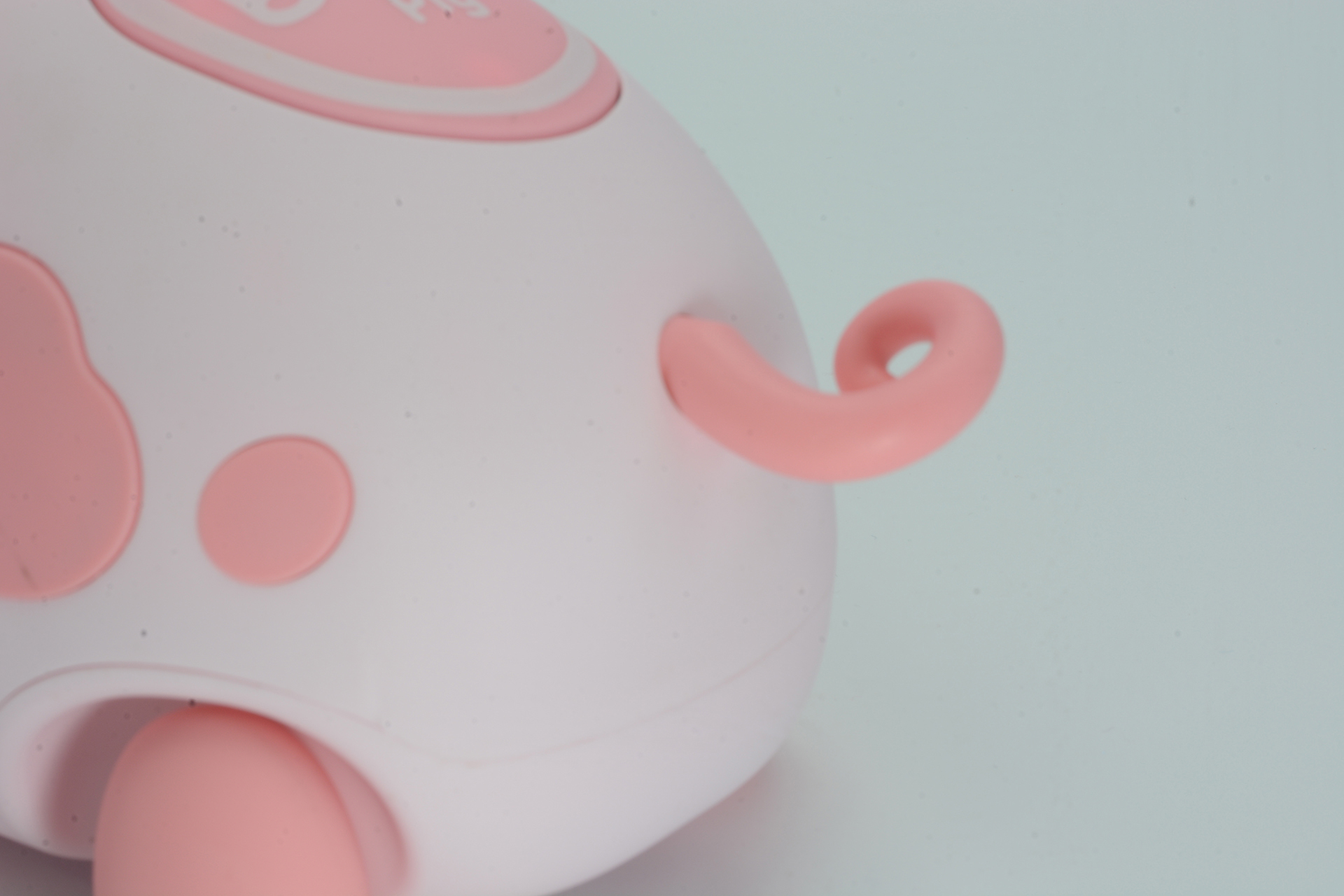 くるんと丸まった尻尾