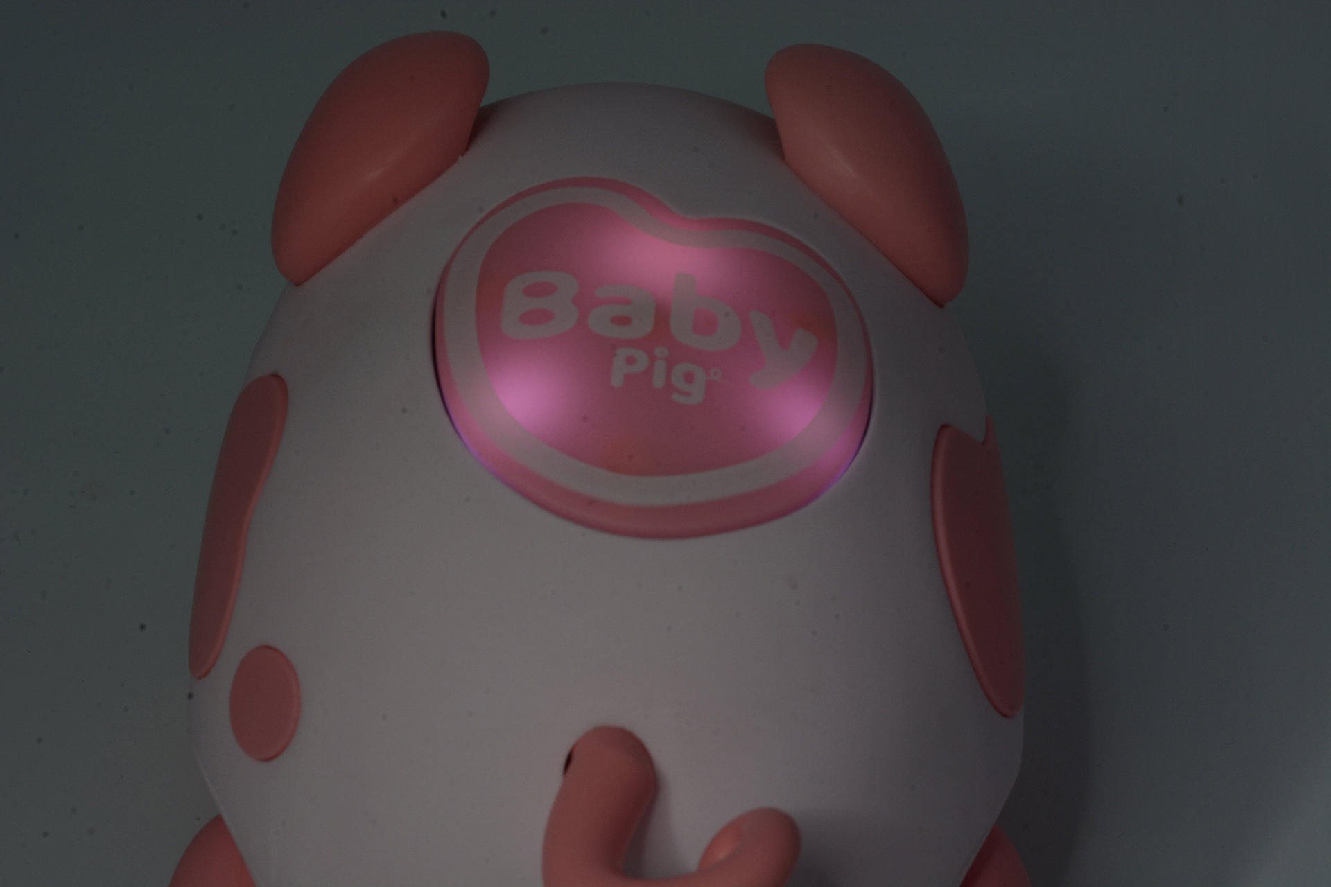 背中のボタンは発光する