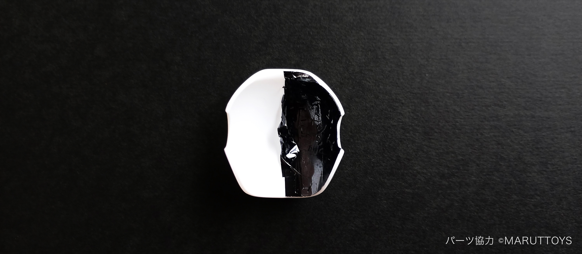 裏にフィルムを貼ることで光が漏れない