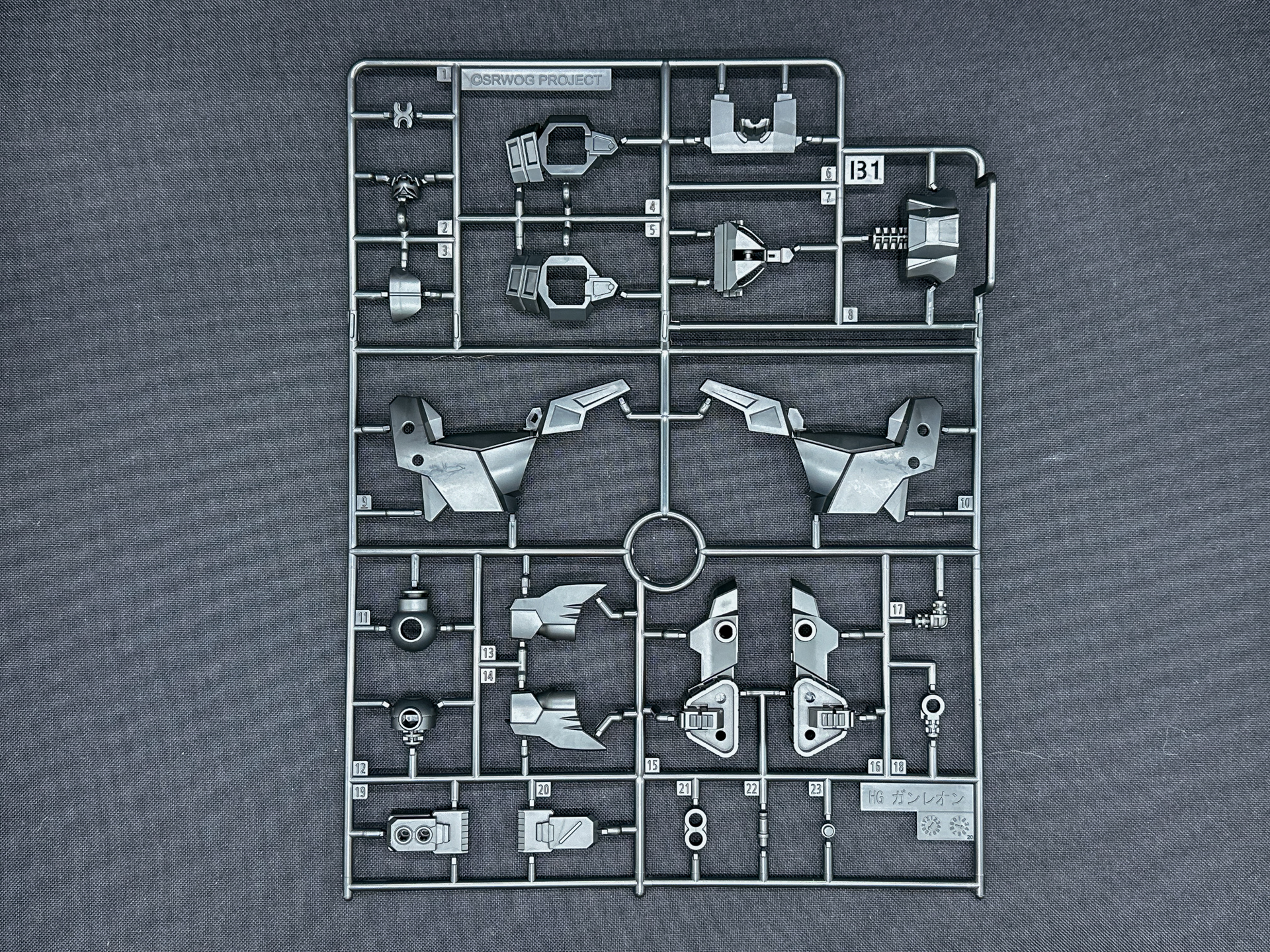 B1ランナー。脚部装甲などブラックのパーツを構成します。