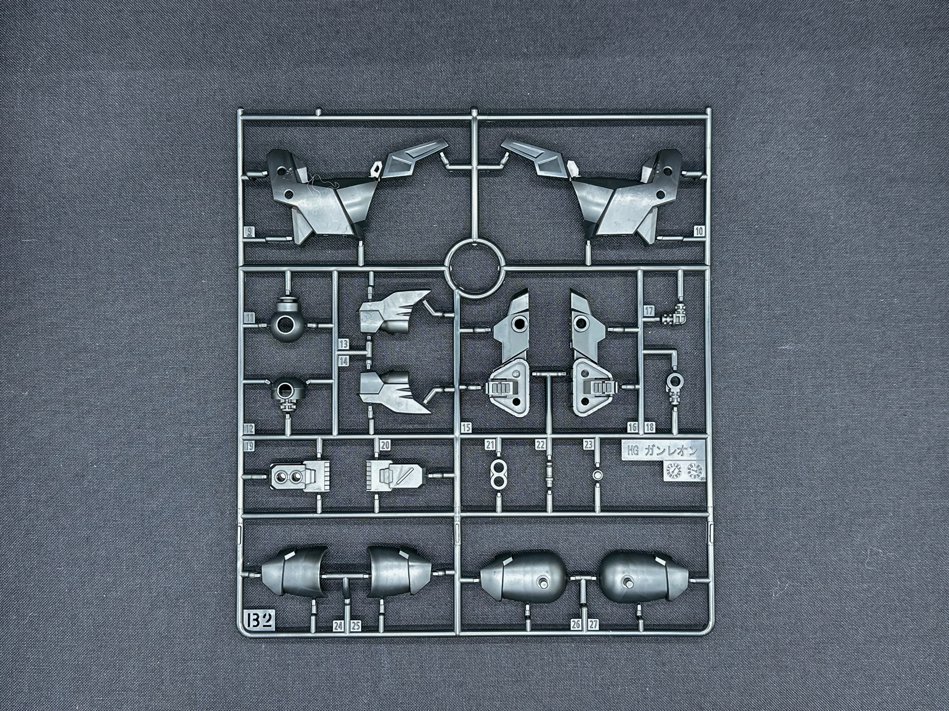 B2ランナー。B1ランナーと同様に脚部装甲などブラックのパーツを構成します。
