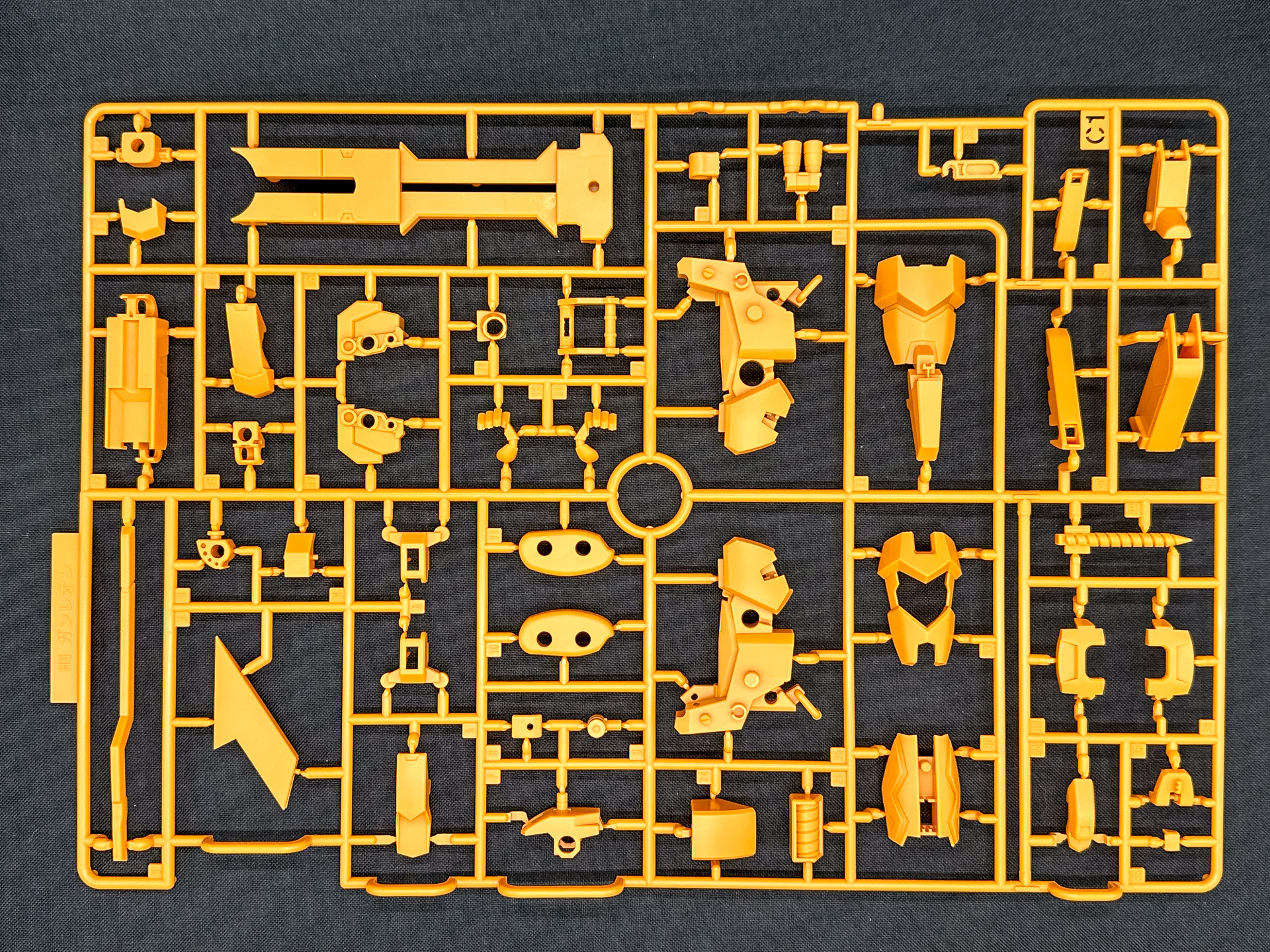 C1ランナー。各種装甲のオレンジイエロー部分を構成します。