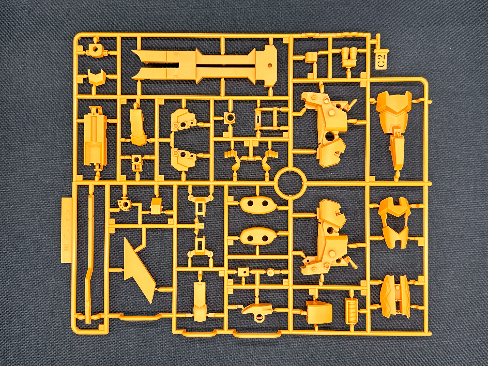 C2ランナー。C1ランナーと同様に各種装甲のオレンジイエロー部分を構成します。