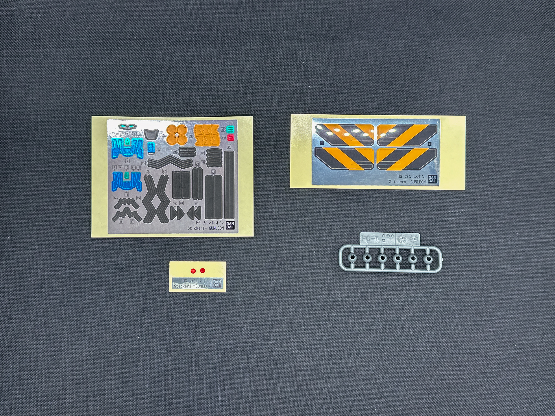 ポリキャップおよびシール類。本キットには通常のシールの他にプラスチックシールとジュエルシールが付属します。