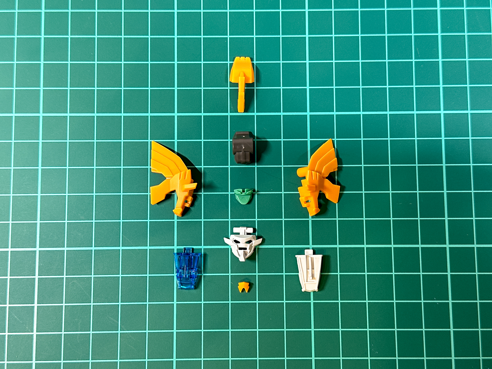 頭部パーツは全9パーツにて構成されています。