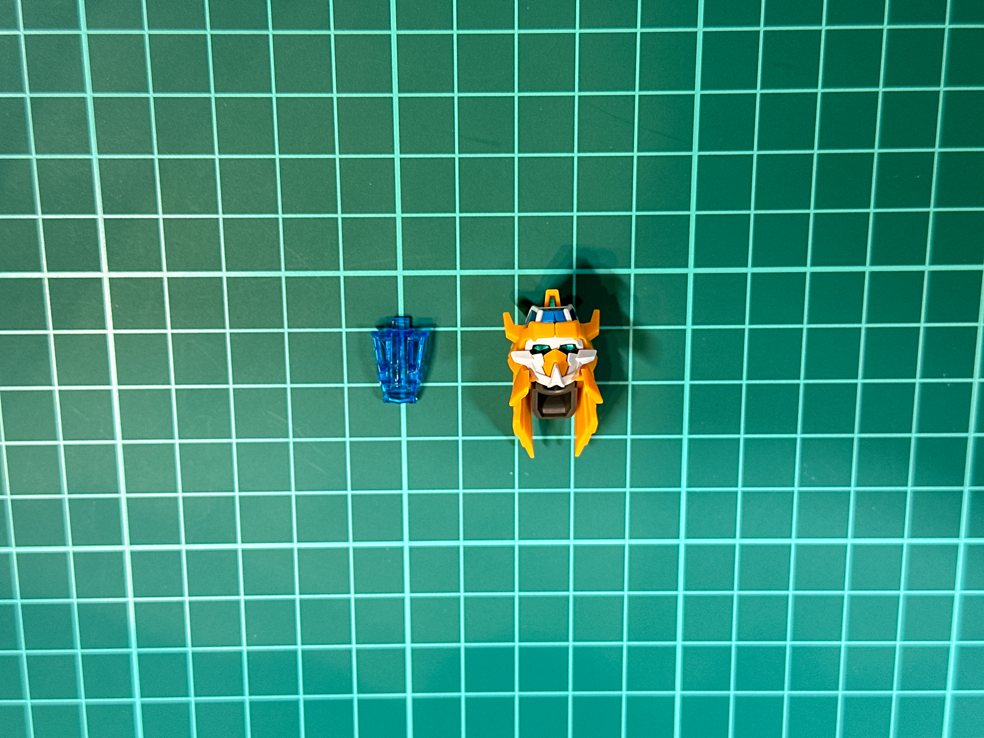 キャノピーのカラーはホワイトとクリアブルーから選択できます。今回はホワイトのパーツを選択しました。