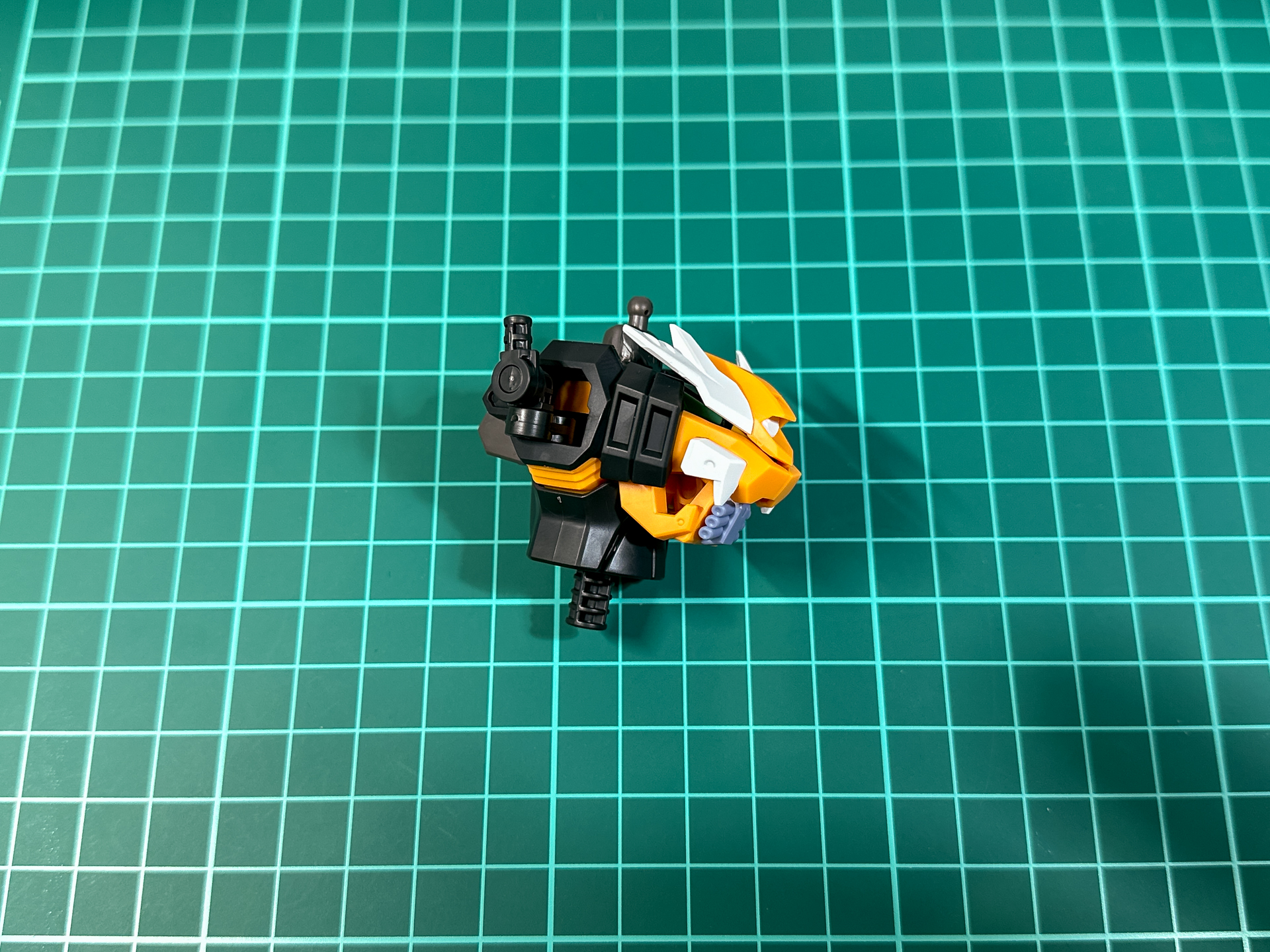 胴体部の肩関節には引き出し式関節が採用されています。