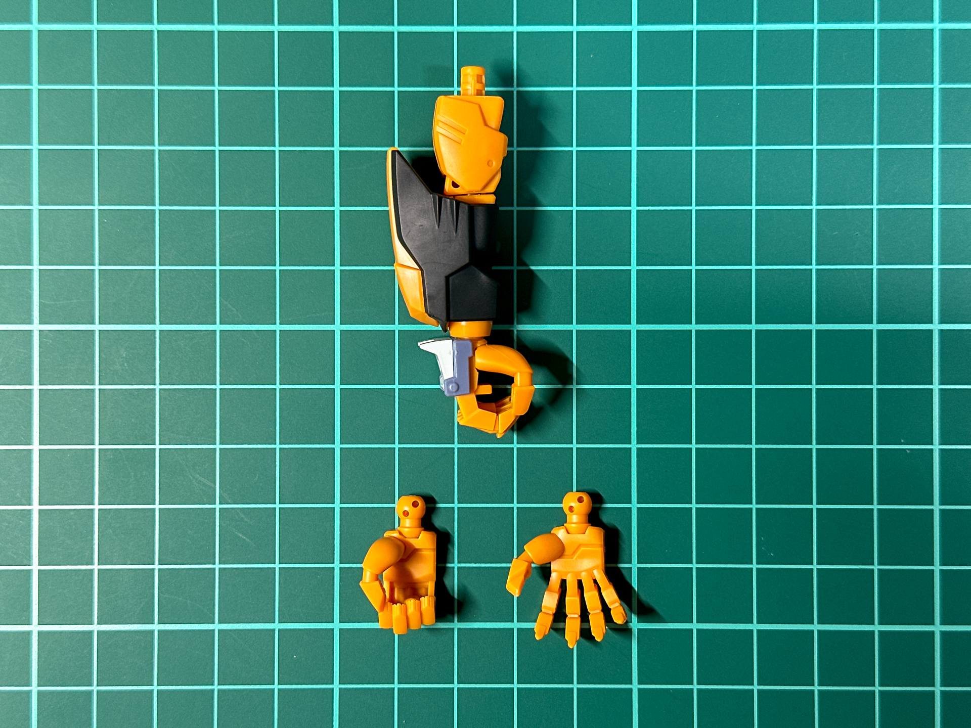 交換用ハンドパーツは武器の保持機能のある握り手と保持機能のない握り手、表情の付いた開き手の3種類が付属しています。