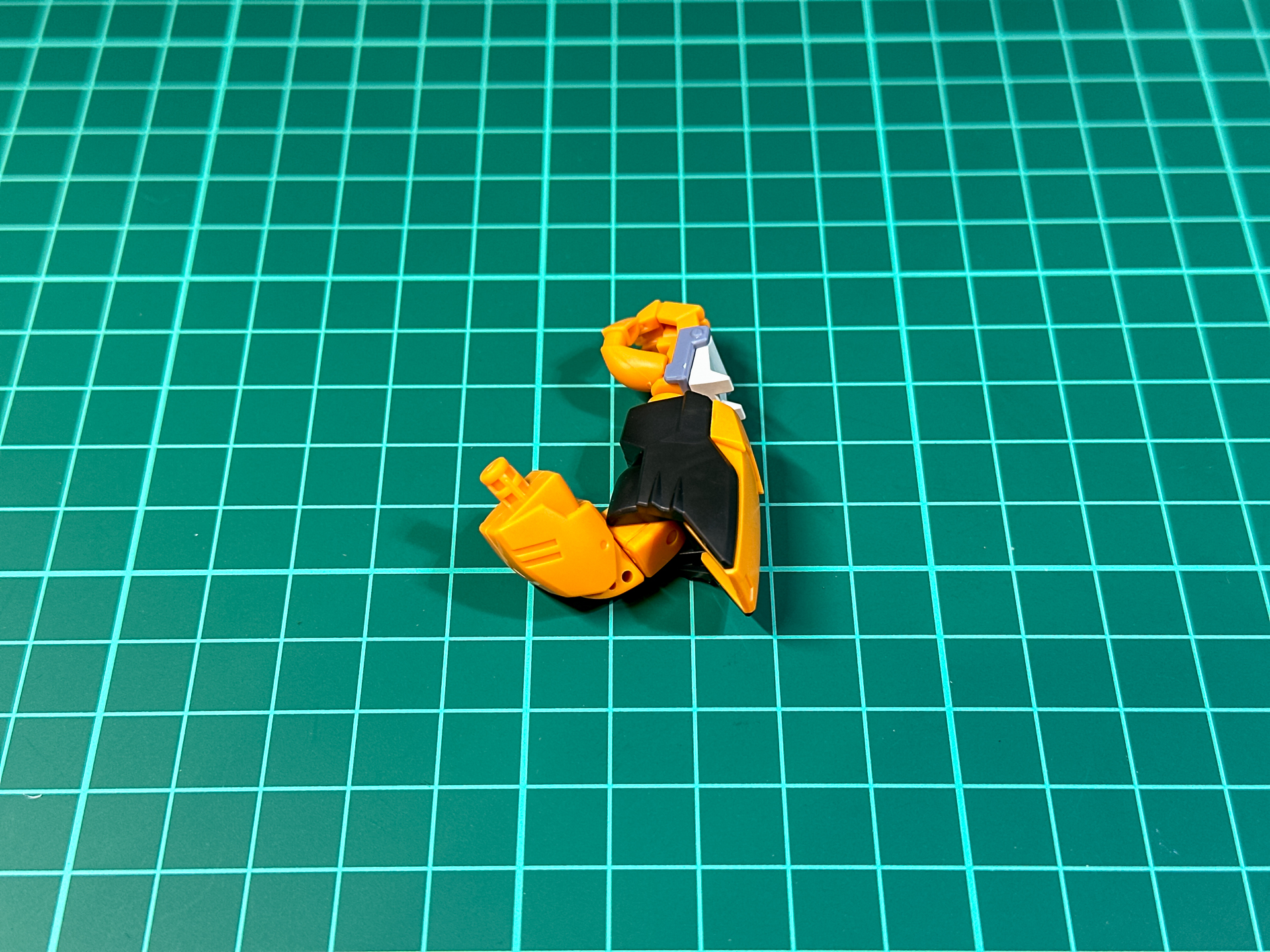 本キットの肘関節には2重関節とロール機構が搭載されています。