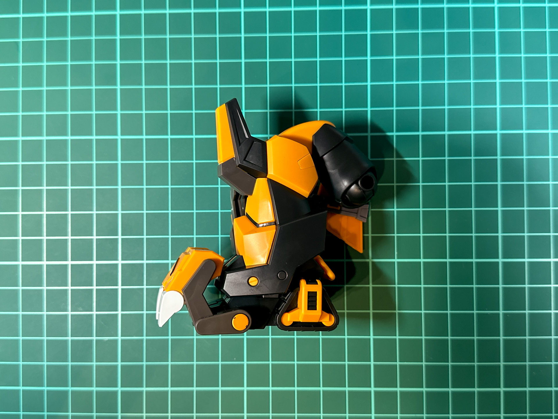 本キットの膝関節は2重関節が採用されており、大きく可動させることが可能です。