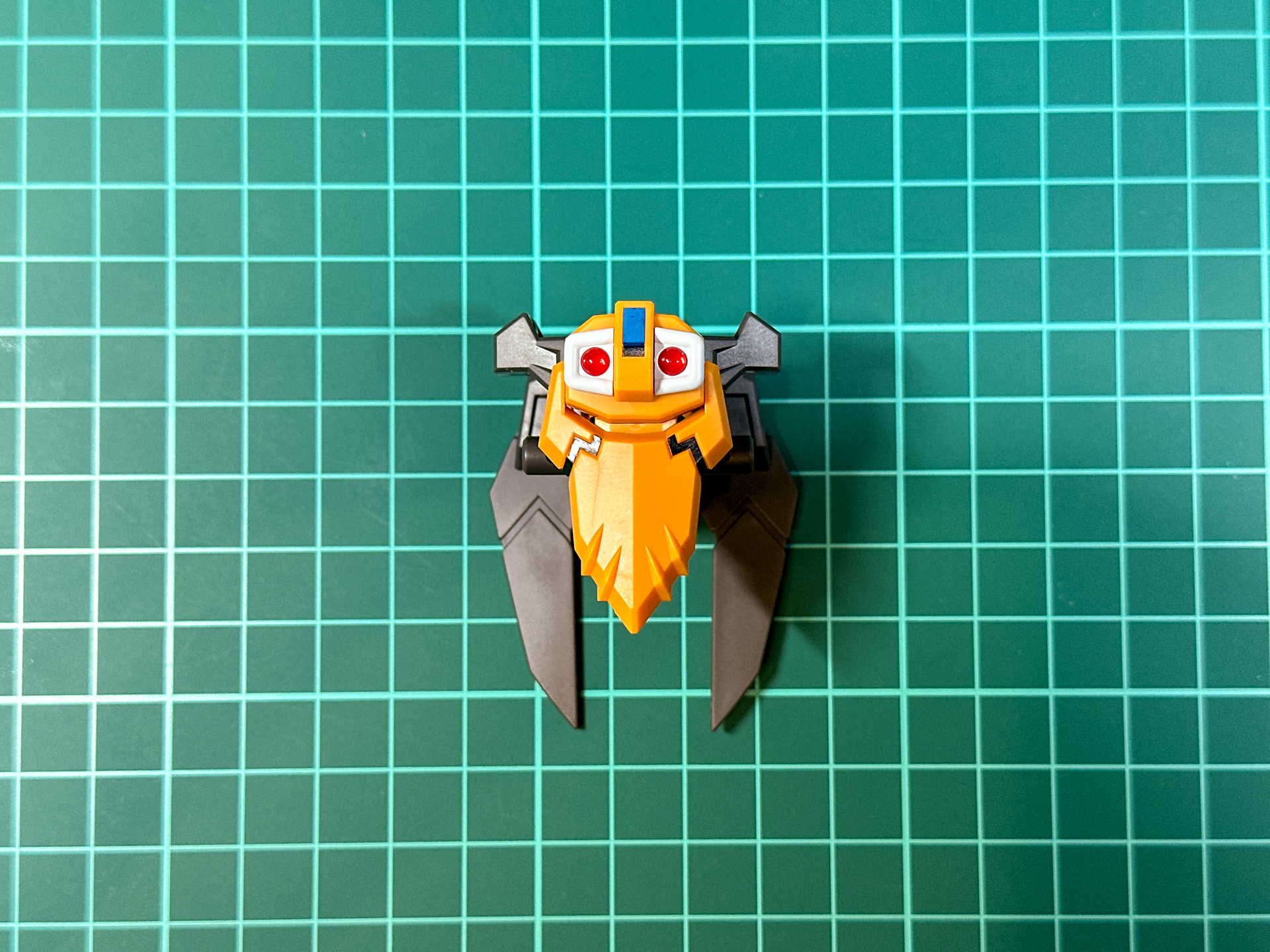 中央のエンブレムはジュエルシールによる再現となっています。