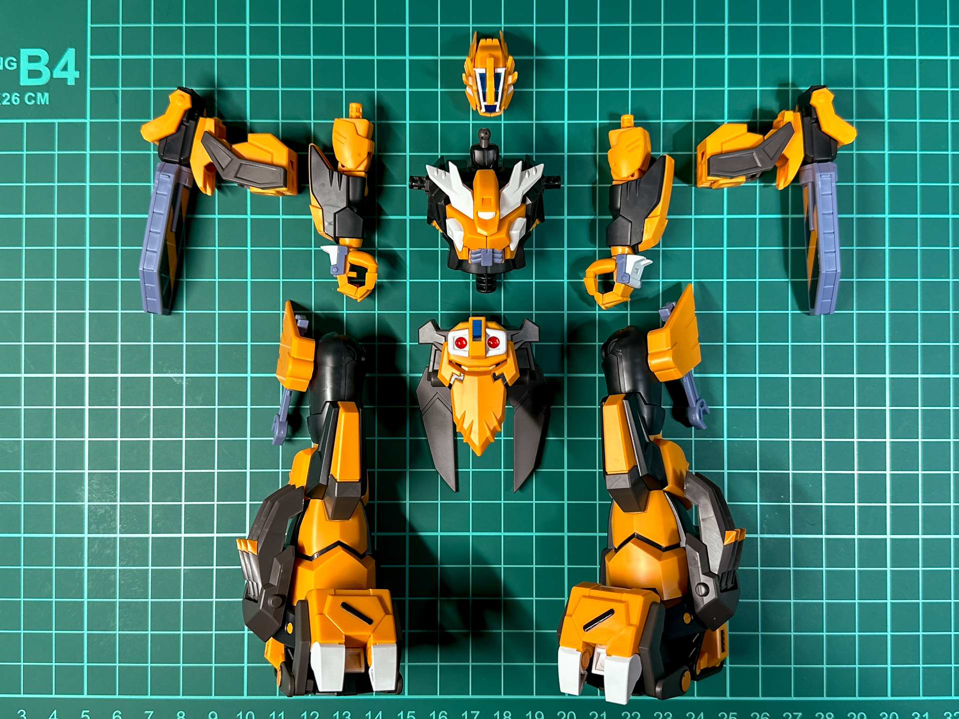 頭部の接続はボールジョイント、その他は軸接続となっています。