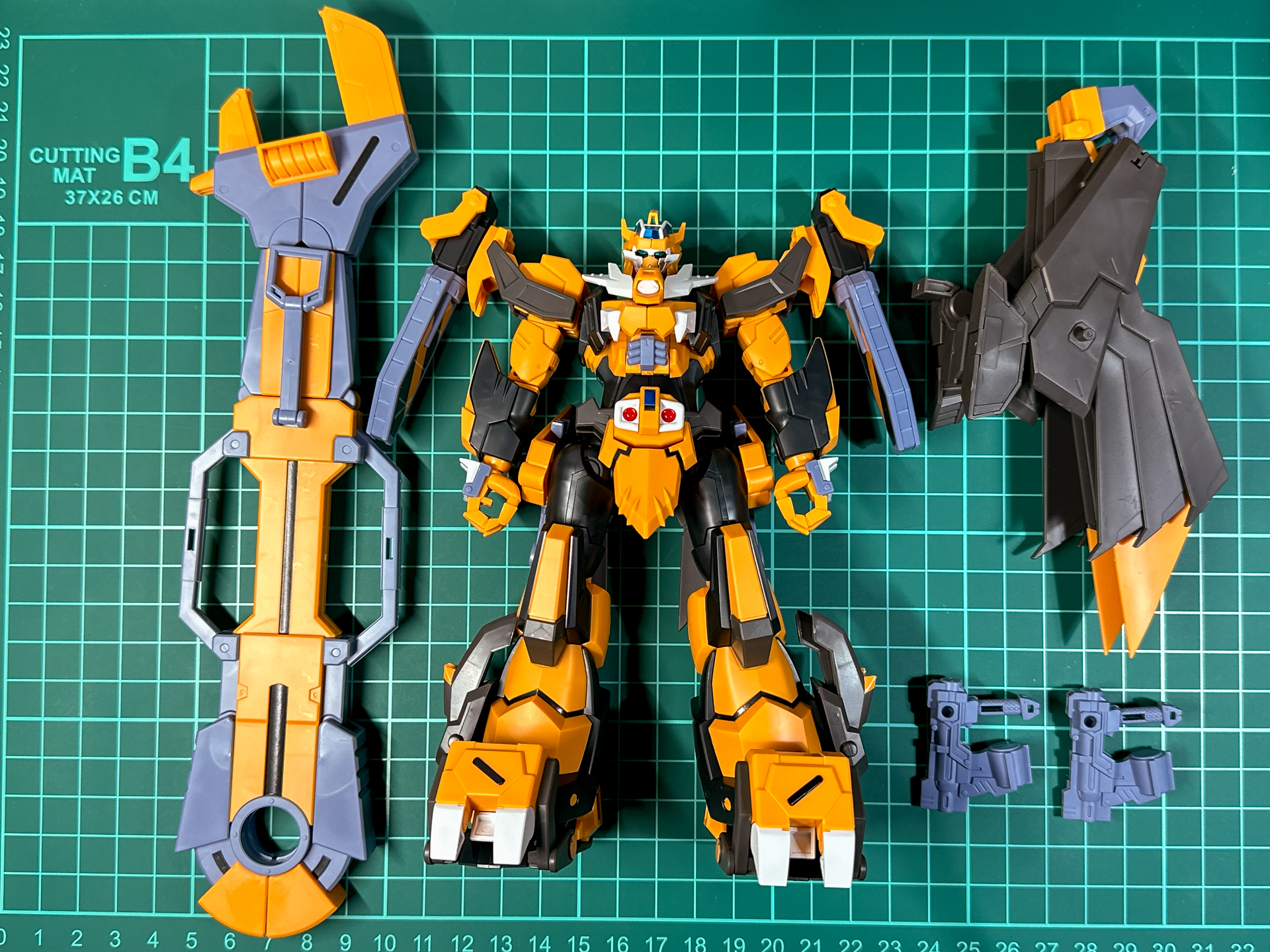 完成したガンレオンの本体。バックパックは軸接続、ギーグ・ガンはバックパックに取り付け可能です。