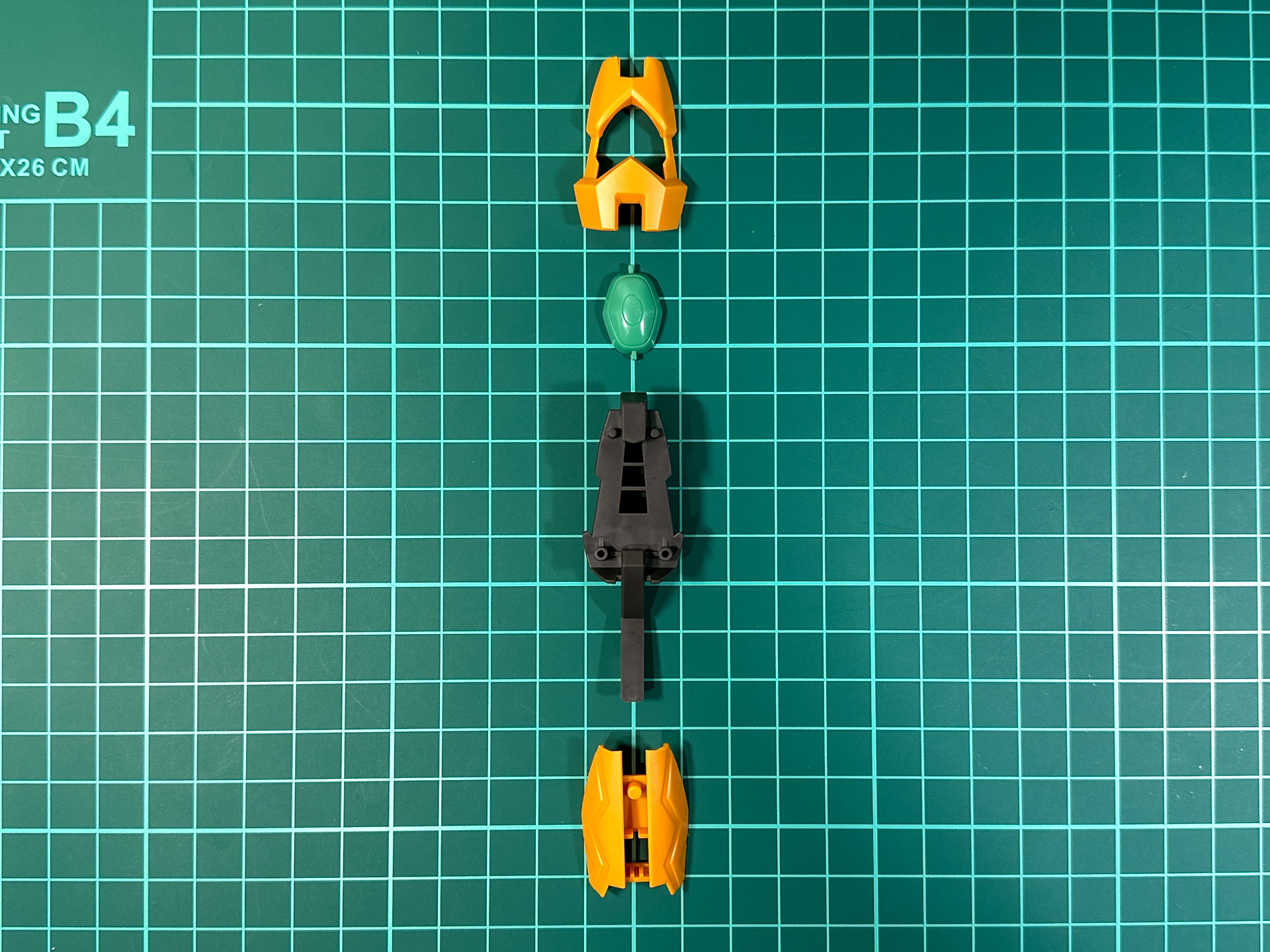 交換用脚部装甲は全4パーツにて構成されています。