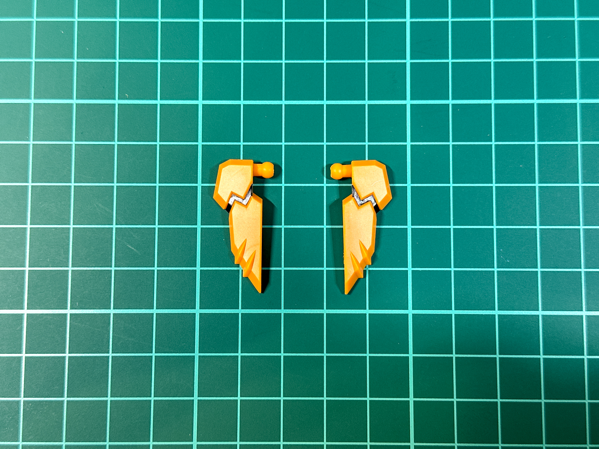 フロントアーマーは一部をカットすることにより左右で独立可動します。