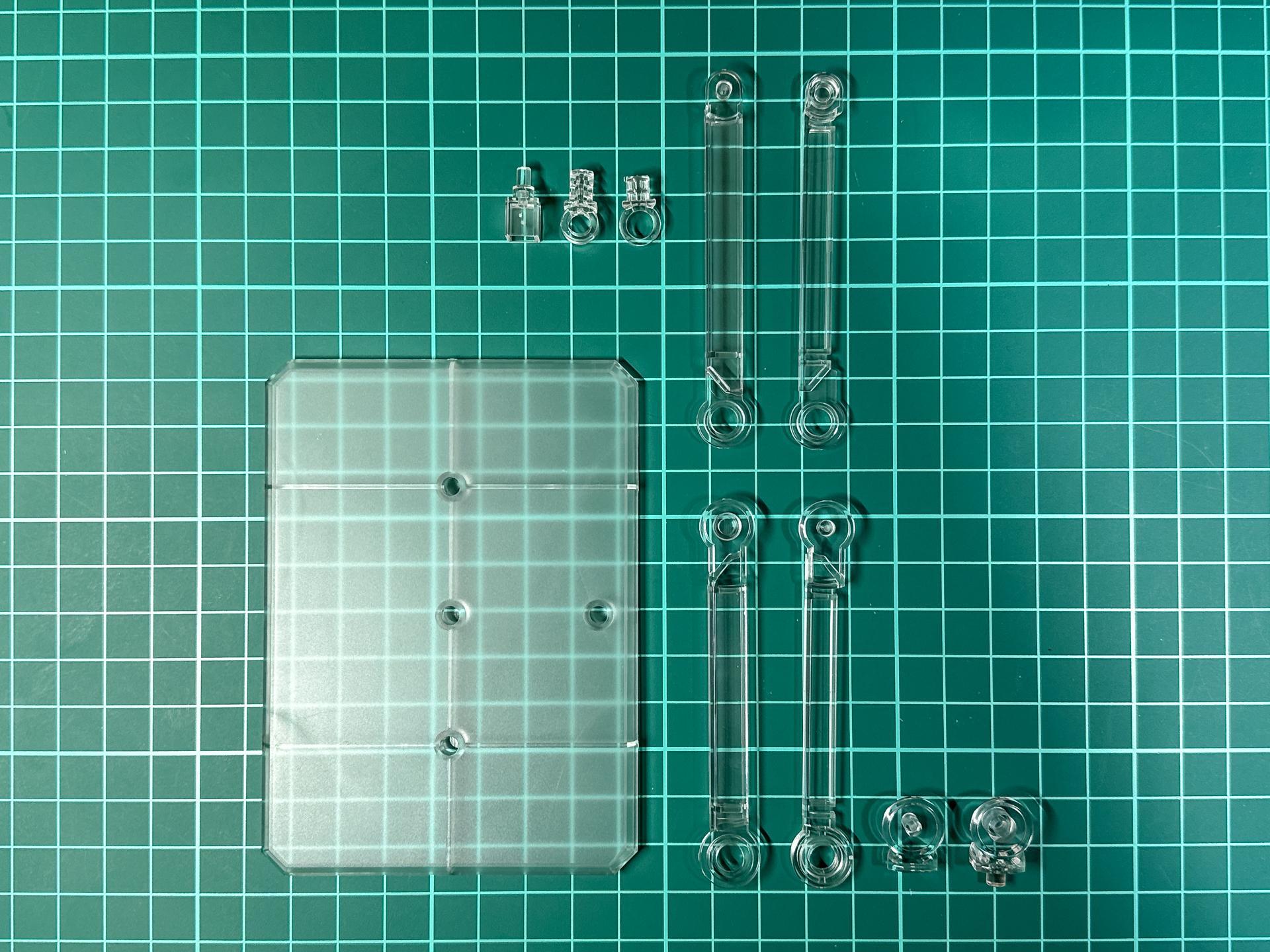 アクションベースの成型色はクリアとなっています。