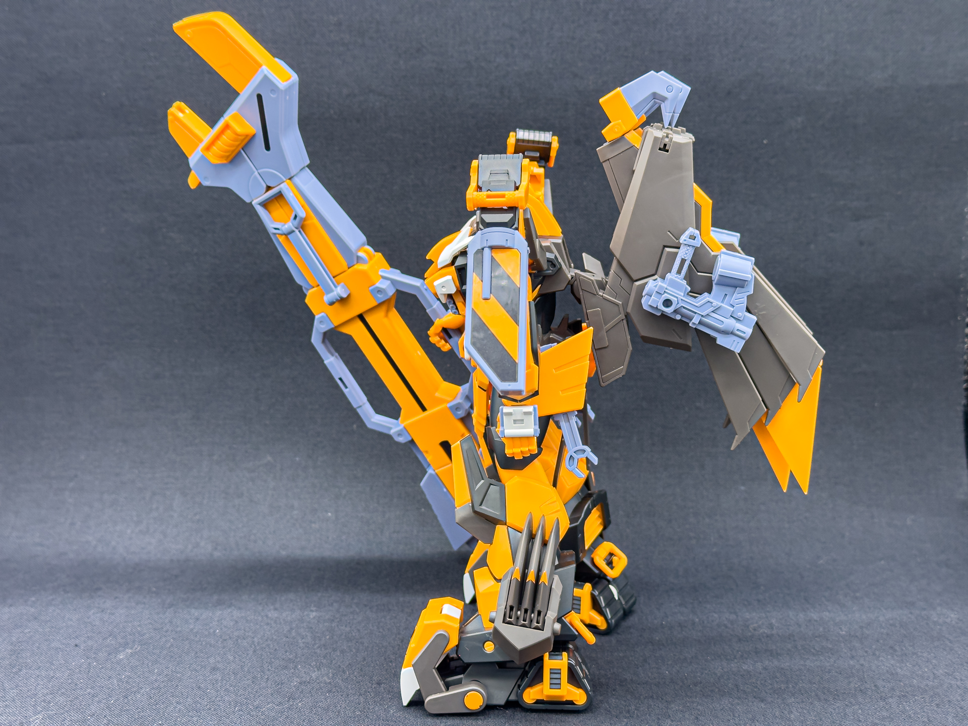 肩部のチェイン・デカッターはプラスチックシールにて色分けされています。