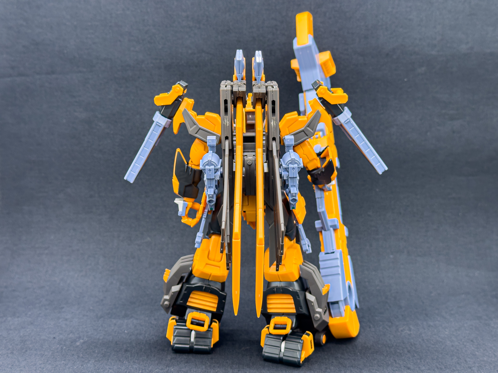 大型バックパックは通常時は折りたたまれています。