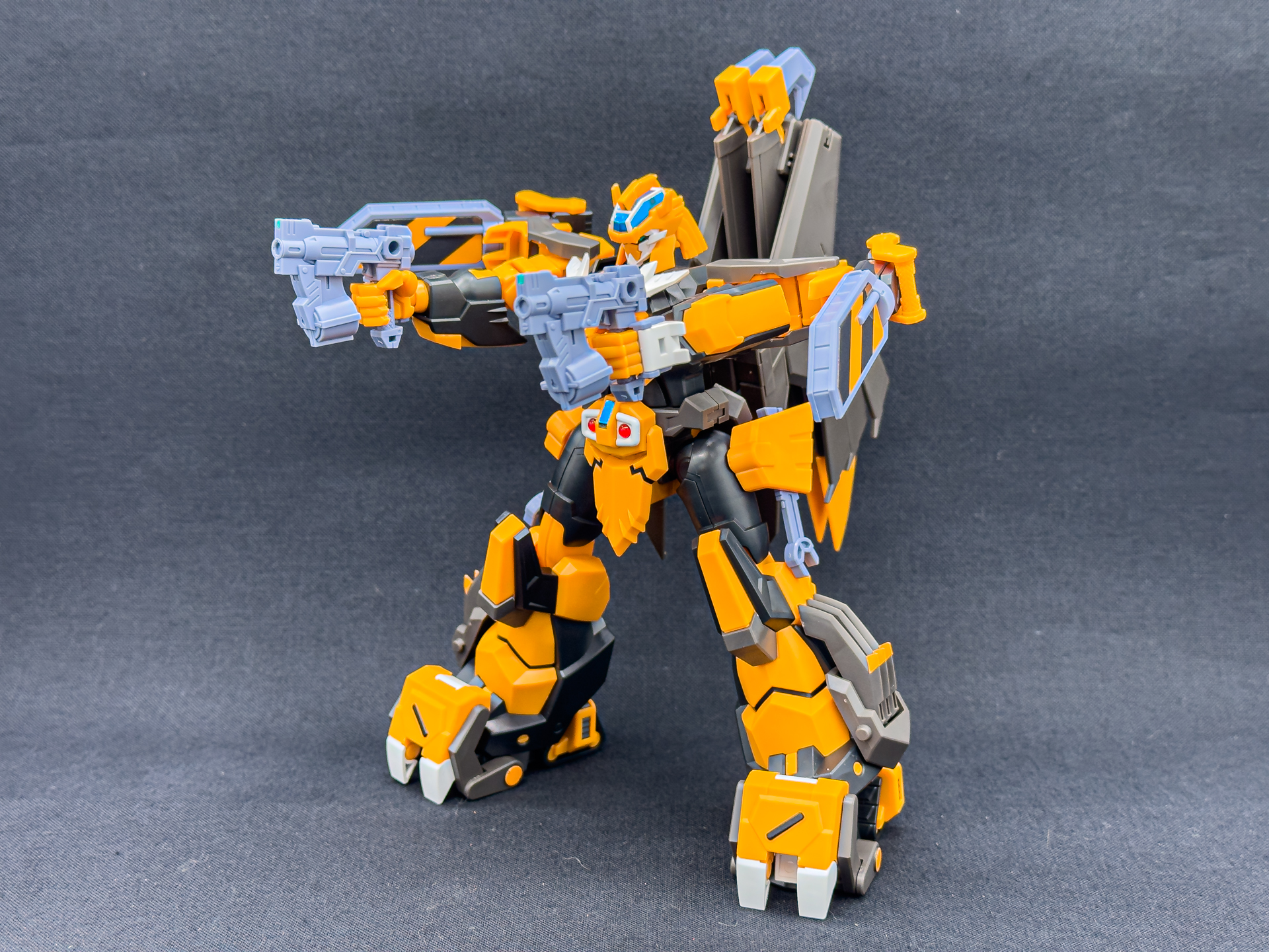 左右の握り手には武器保持用のピンがついたものがあるので各武装を安定して保持できます。