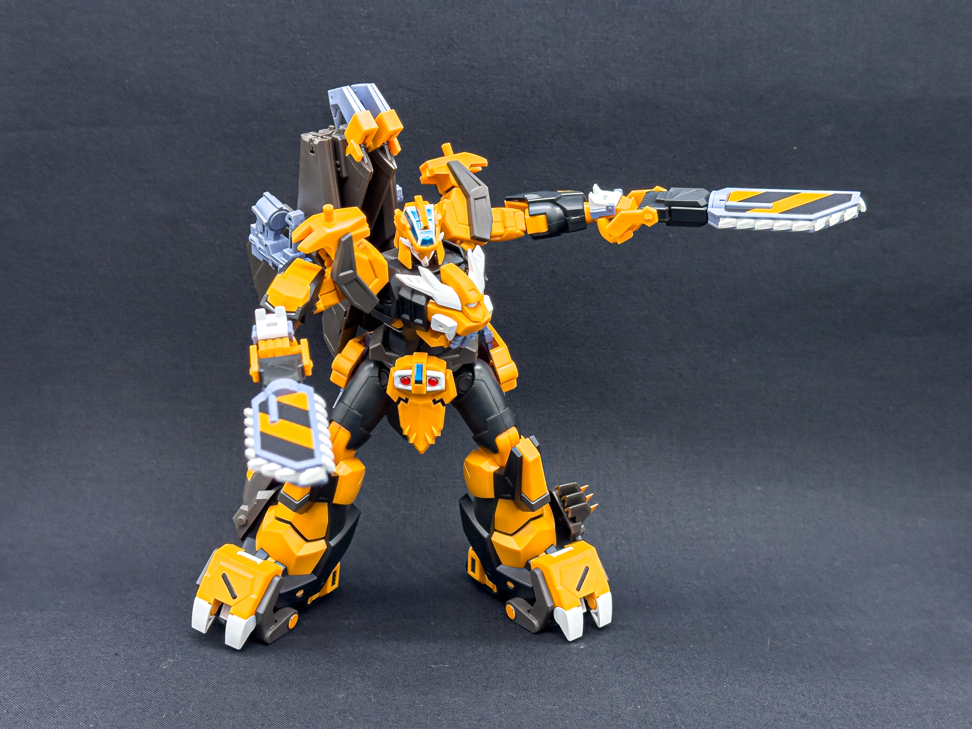 チェイン・デカッターは刀身を差し替えることで使用状態を再現できます。