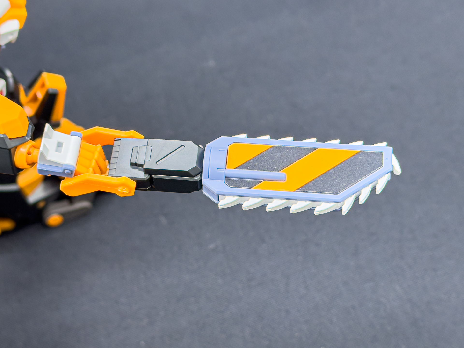 側面のトラ柄はプラスチックシールによる色分けです。