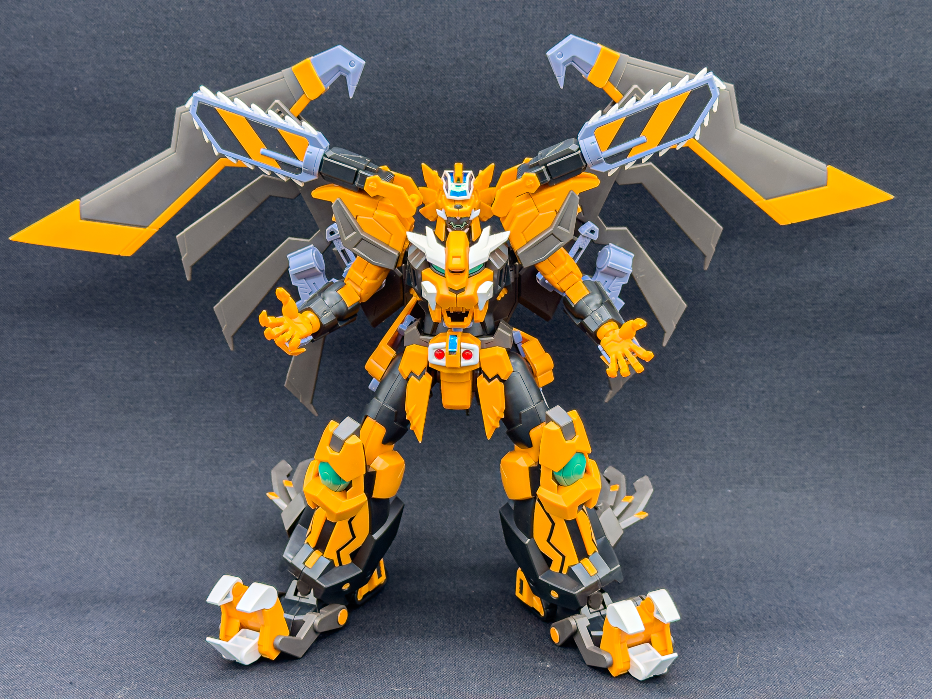 マグナモードへ変形したガンレオン。大きくスタイルが変化しています。