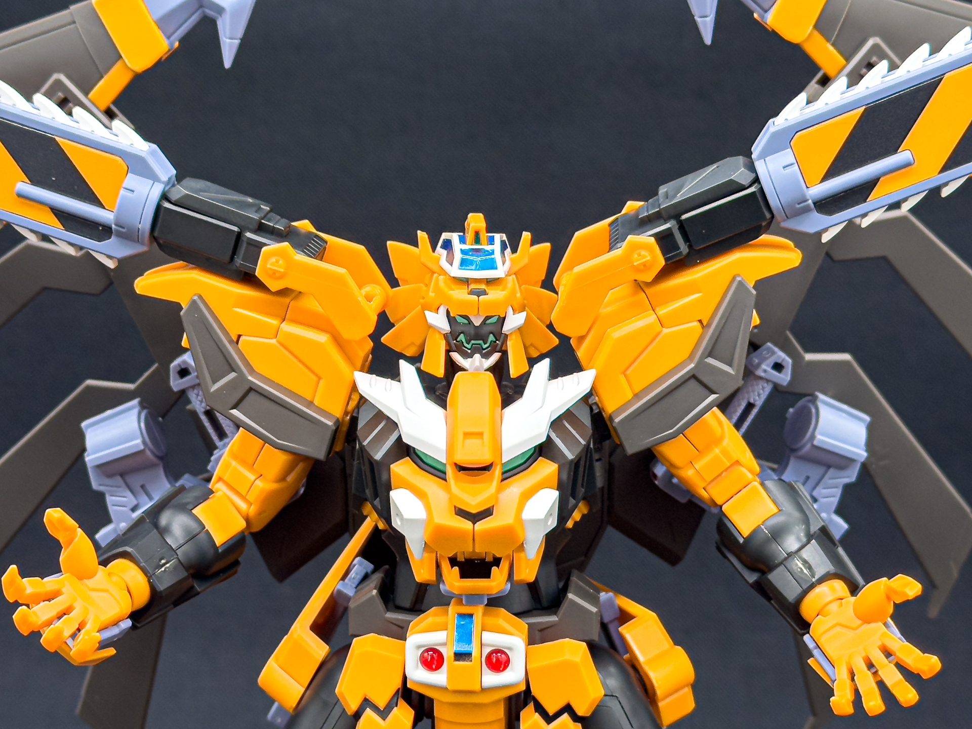 頭部は差し替えです。ツインアイおよび口の色分けはパーツ分割による色分けです。