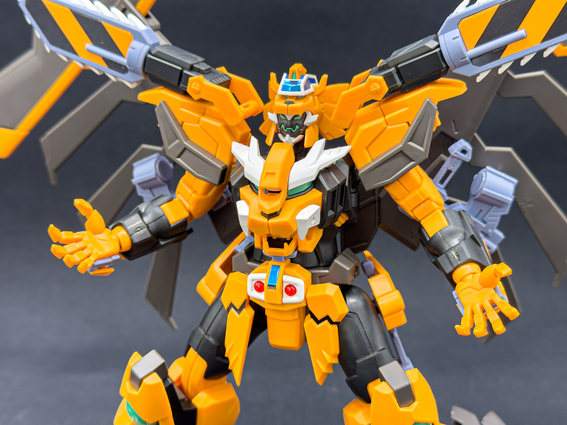 胸部装甲が展開し、獅子が目覚めたようなデザインになります。