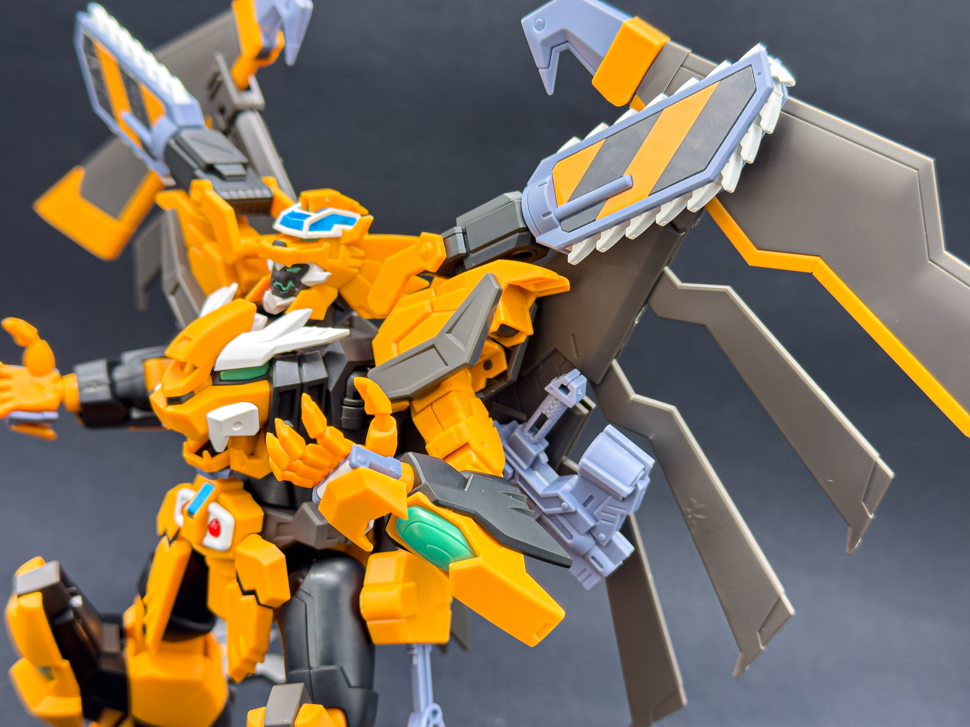 腕部装甲が展開。差し替えにより変形を再現しています。