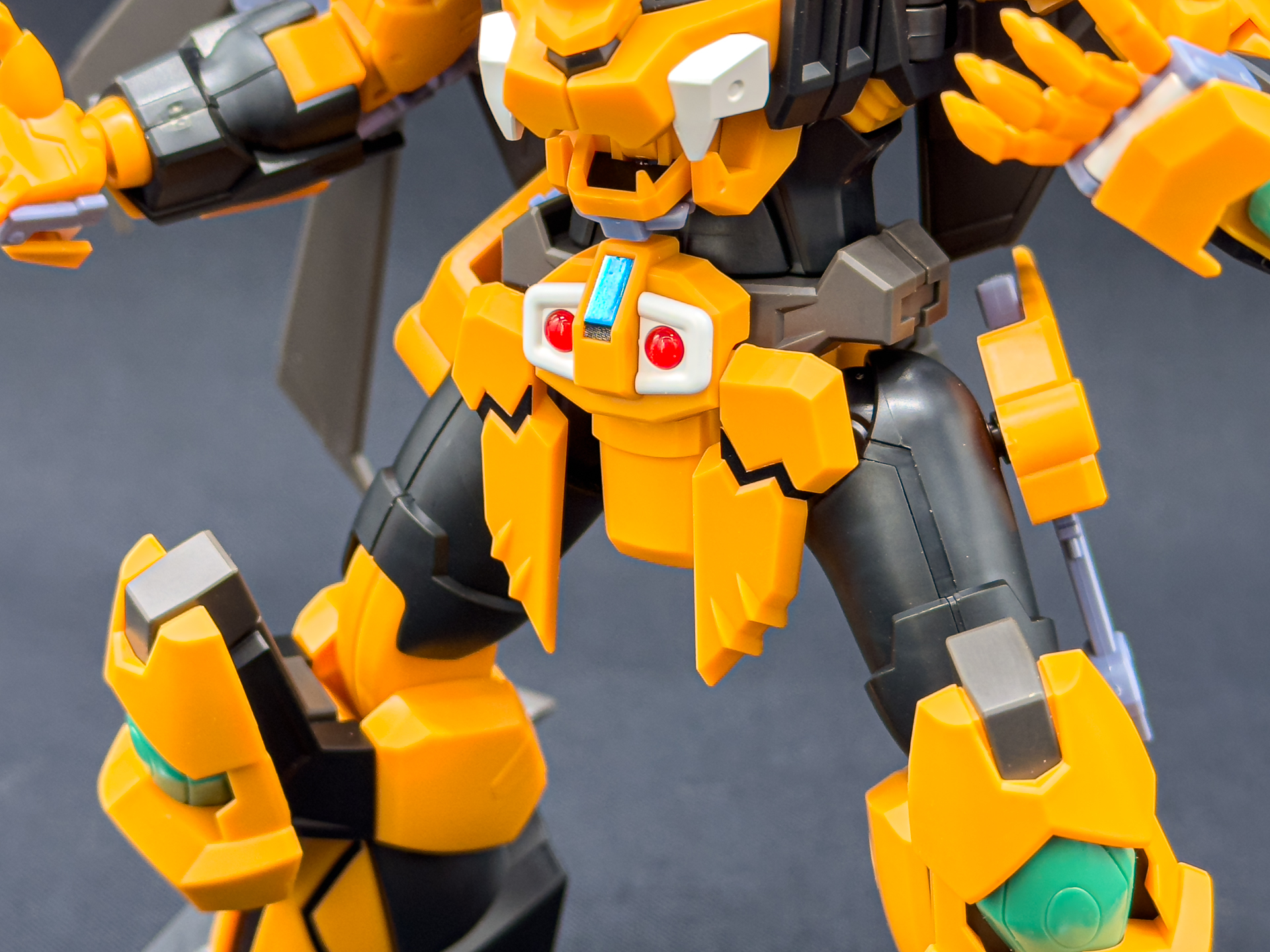 フロントアーマーは左右に開いた形状に。それぞれ独立可動します。