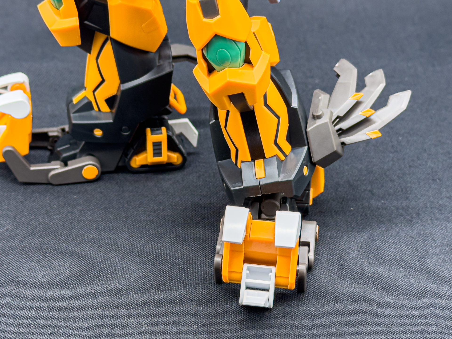 脚部は爪先のクローが開き、くるぶしのフィンが展開。膝の装甲は差し替えで展開状態を再現しています。