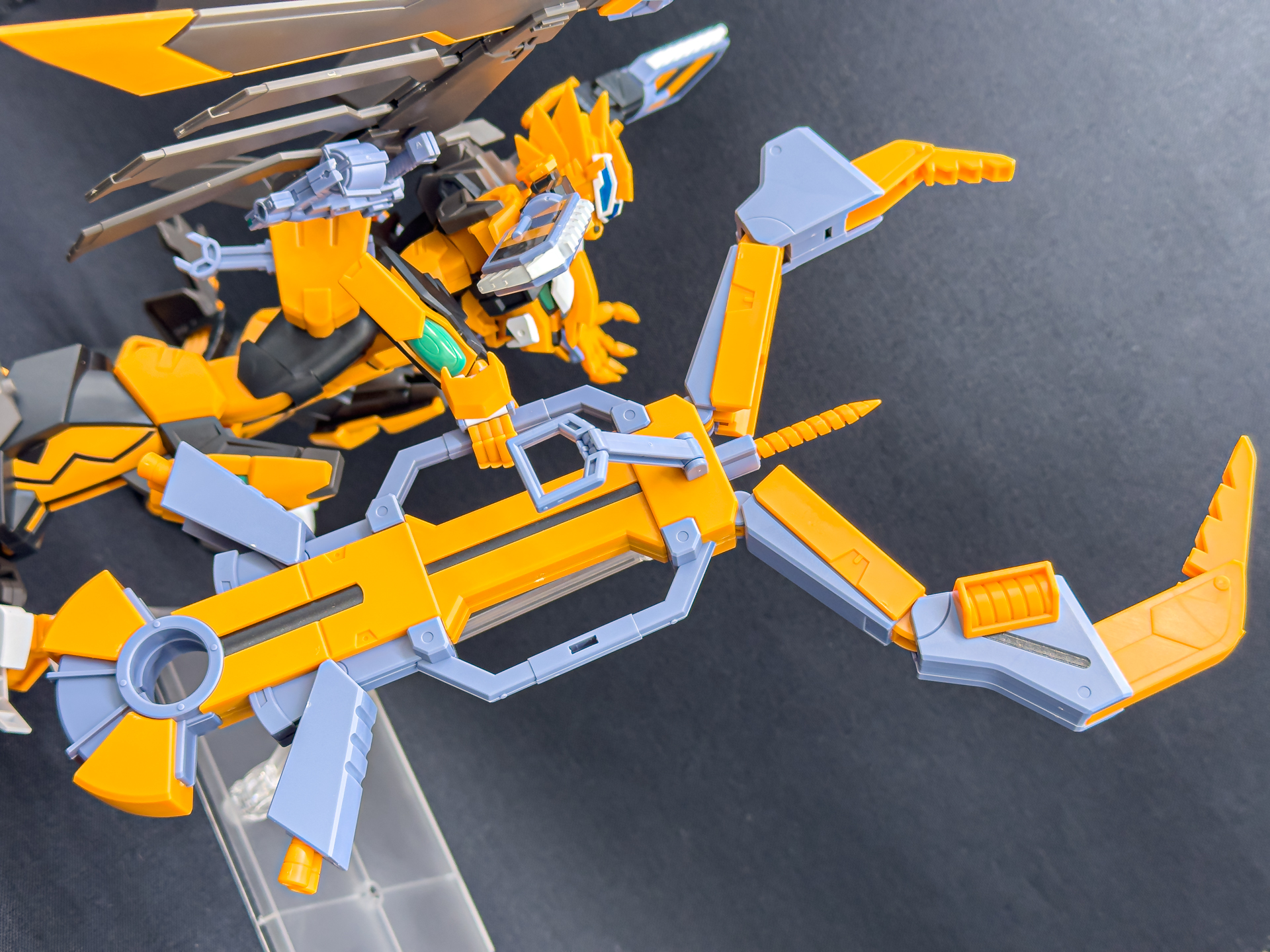 マグナモードではライアット・ジャレンチの各部が展開。アクションベースを使用して片手で保持することが可能です。