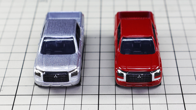 フロント：四角いボディでカタマリ感のあるキャラクターを強調