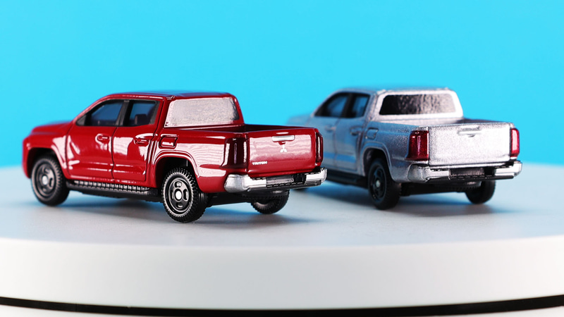 キャビン後方のウインドウはブラックの塗装です