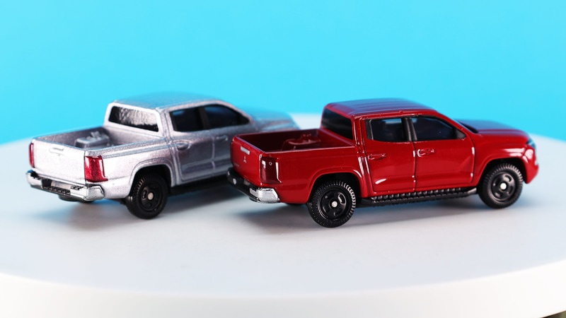 ドア下ステップ部に細かなモールドがあります