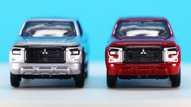 三菱のロゴはプリント、グリルのメッシュも微細です