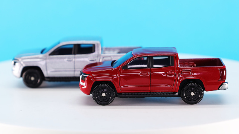 RV用のタイヤと黒いホイールがSUTのたたずまいを強調します