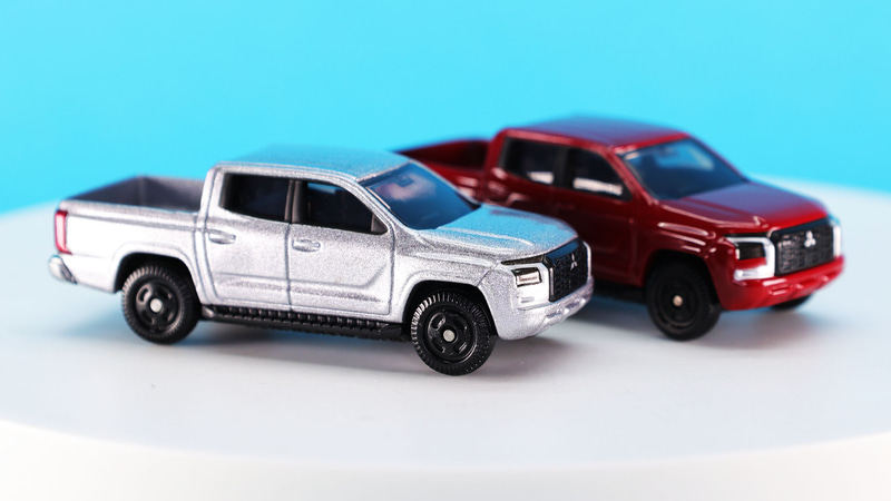 RV用のタイヤと黒いホイールがSUTのたたずまいを強調します