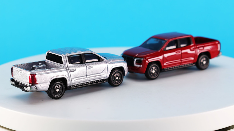 リアには三菱のロゴと“TRITON”をプリントで表現