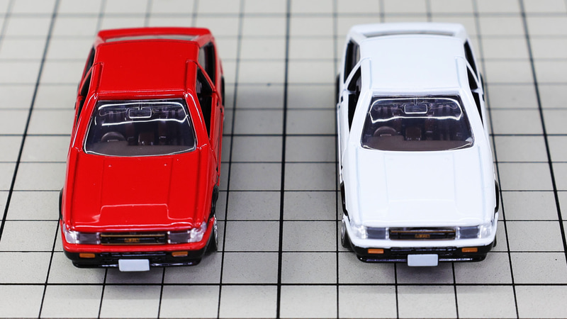 フロント：リトラクタブルライトではない固定式ヘッドライトになっています