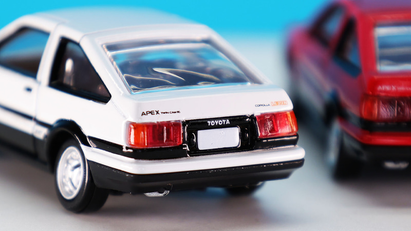 リアには“APEX TWIN CAM 16”・“COROLLA LEVIN”・“TOYOTA”のロゴをプリントしています