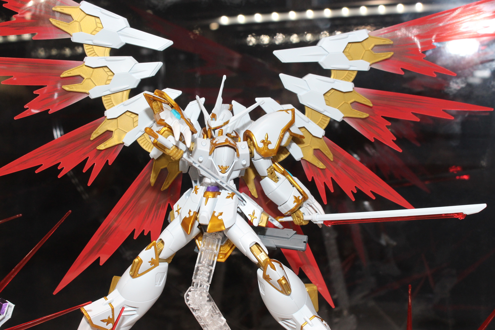 白い騎士を思わせる高貴なデザインの機体