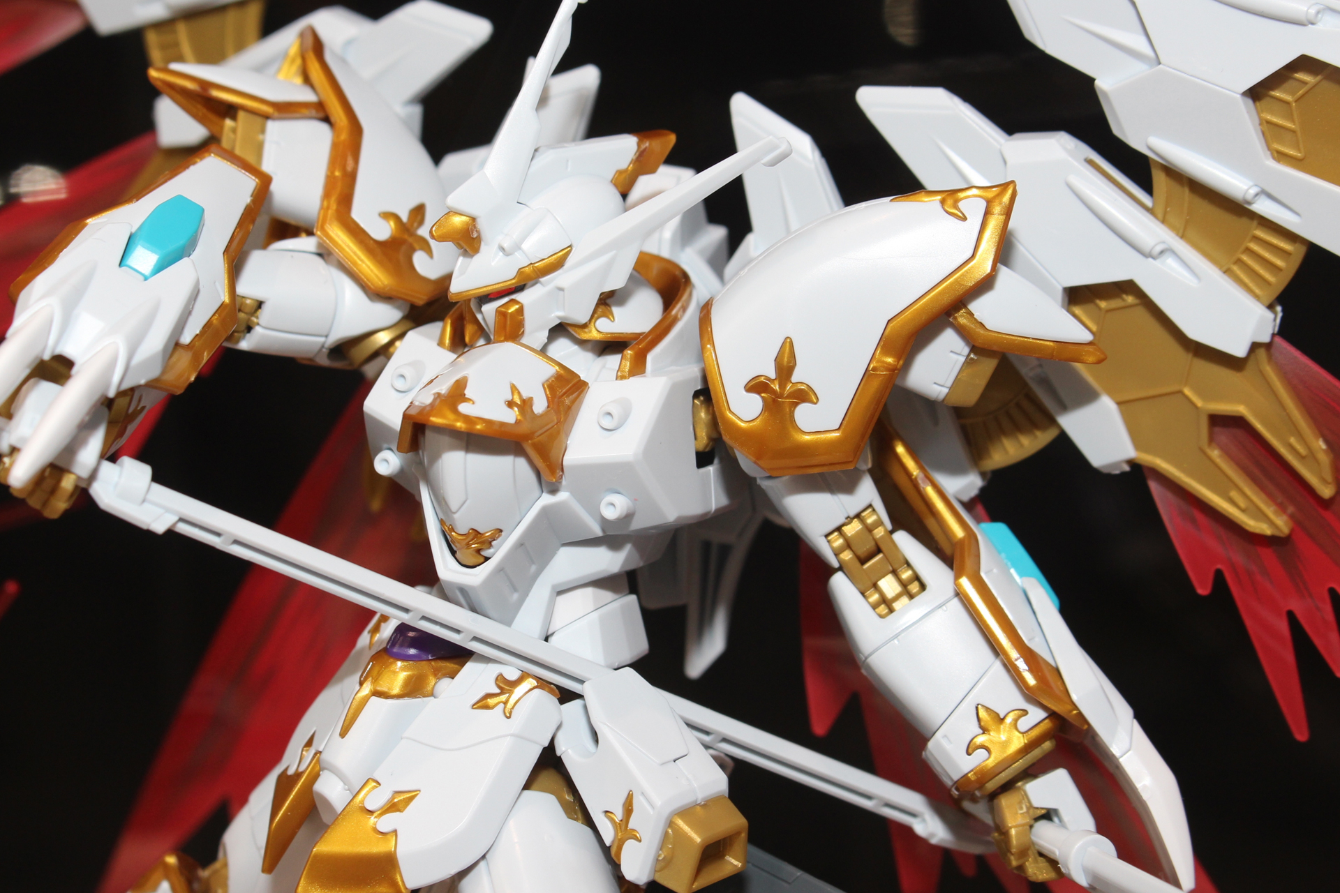 ゴールドのリアルメタリックグロスインジェクションで成形されたエングレービング模様が美しい