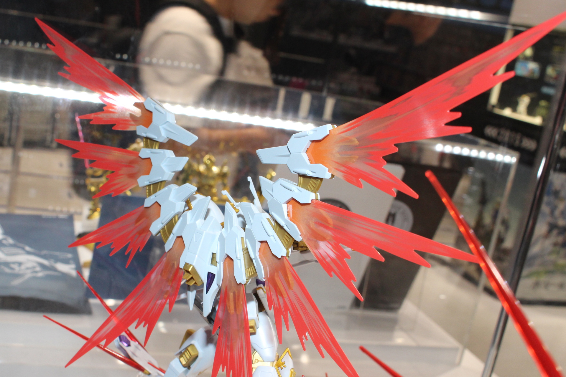 翼の展開ギミックは専用のパーツを使用する