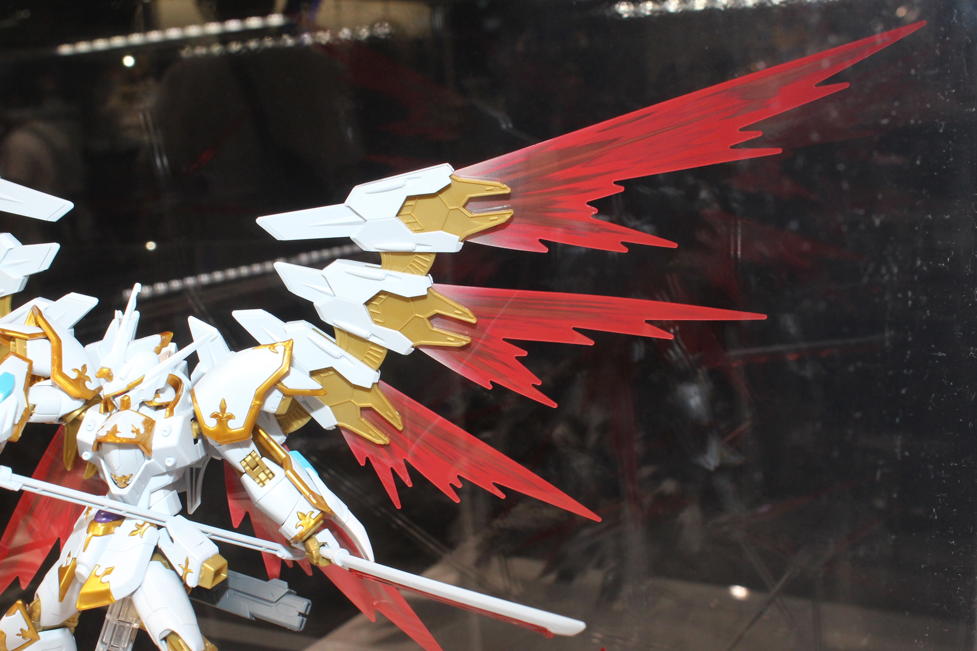 光の翼には模様がプリントされている